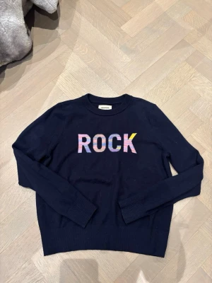 Mörkblå Rock tröja från Zadig!❤️ - Jättefin Rock tröja från Zadig i storlek 158/14 år. Säljer för jag använde den några gånger och sen blev den för liten för mig. Pris går alltid att diskutera! Äktahetsbevis finns längst bak från Zalando. ❤️❤️
