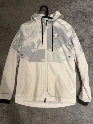 Under Armour Limited edition Vindjacka  - Vindjacka från Under Armour från kollektionen Project Rock. Helt oanvänd och ny skick