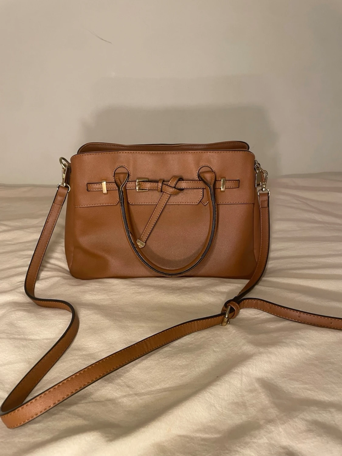 Brun axelväska med gulddetaljer