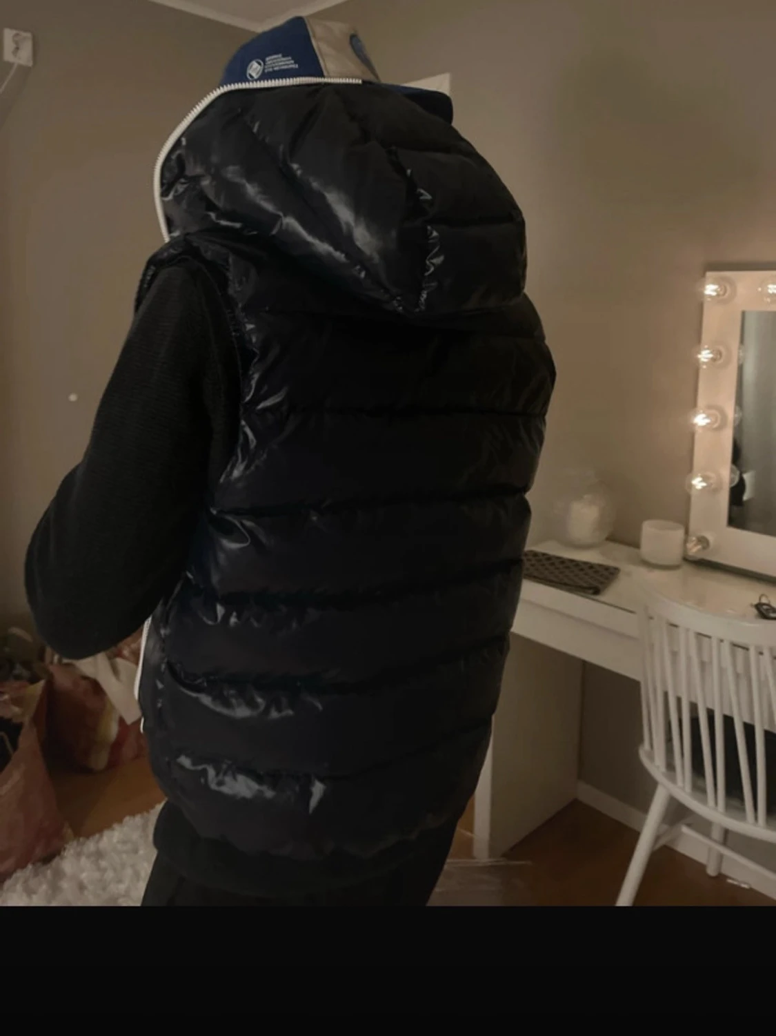 Svart dunväst från Duvetica med huva - 1