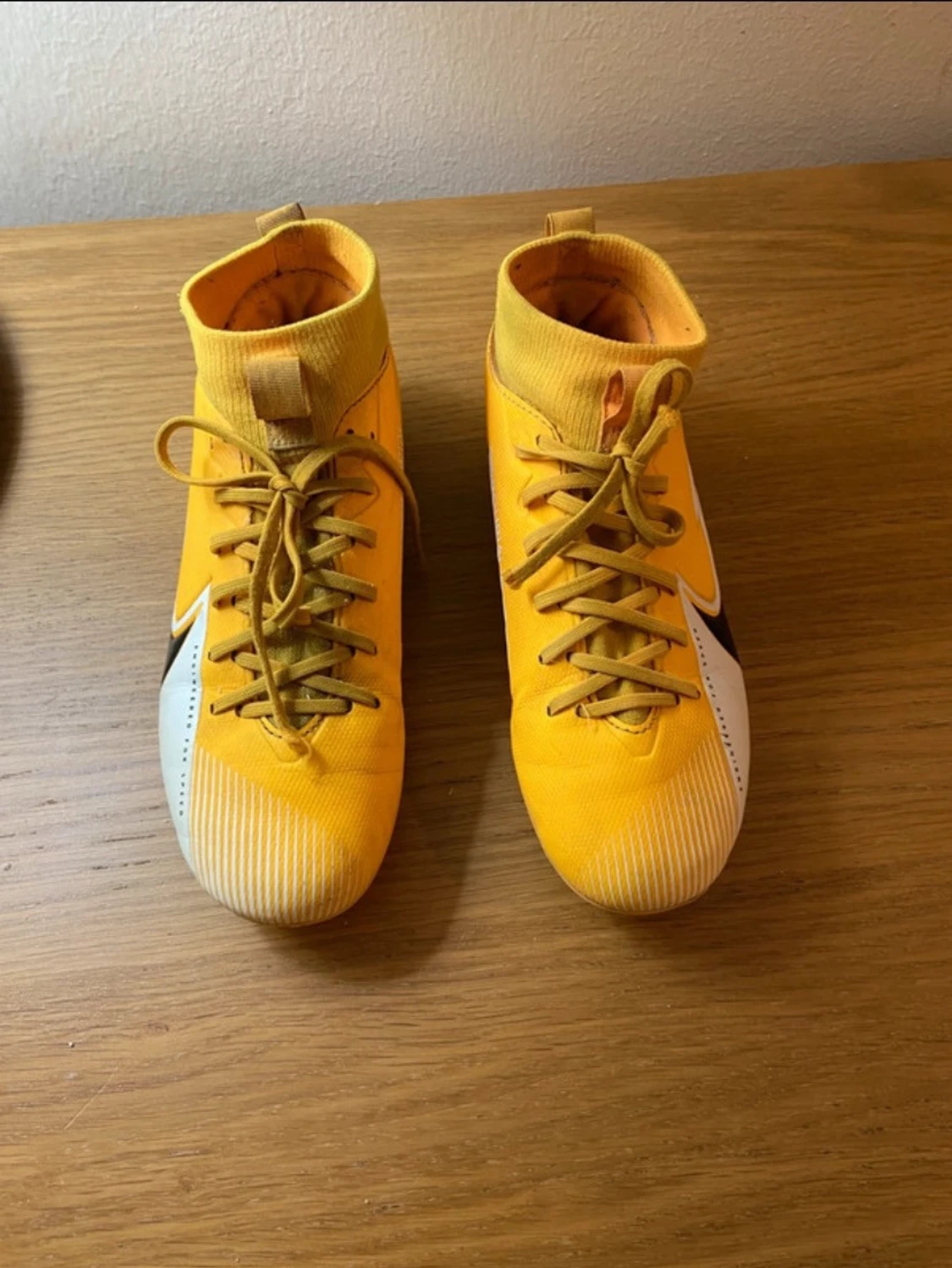 Gula Nike fotbollsskor med dobbar