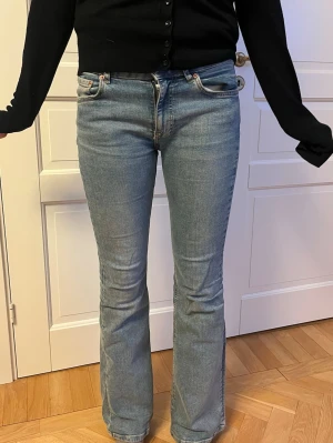 Ljusblå bootcut jeans - Säljer ett par ljusblå bootcut jeans från ginatricot som är midrise. Jeansen är använda mycket men fortfarande i bra skick utan några defekter alls. Perfekta för en avslappnad och trendig look.