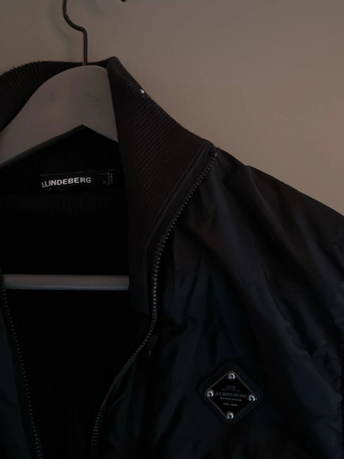 Svart dunväst från J.LINDEBERG - 3