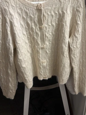 Stickad tröja  - En mysig stickad tröja från Vero Moda. Den har fina rosett knappar. Den är oavänd så de är fint skick på tröjan.