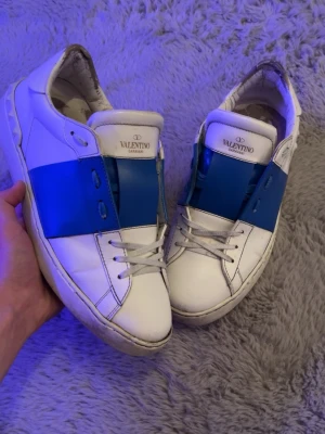 Äkta valentino skor - Äkta Valentino opens, storlek 43. Endast skor medföljs. Cond: 7/10. 