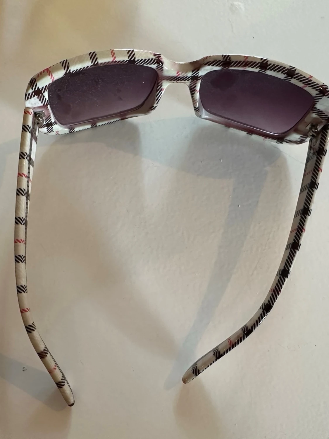 Rutiga solglasögon med lila glas - 2