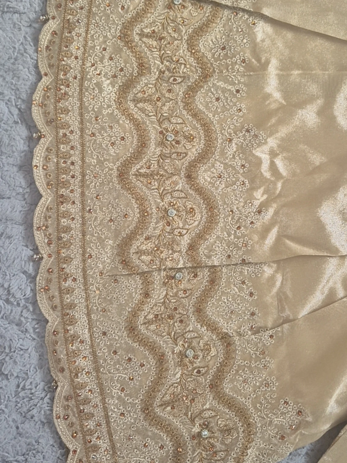 Champagnefärgad långklänning med broderi - 3