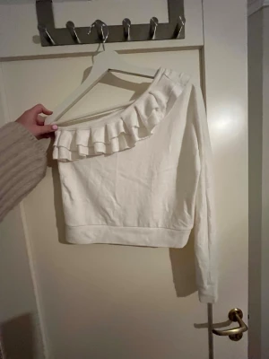 One shoulder tröja - En vit one shoulder tröja från Chiquelle i storlek S. 