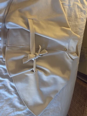 nelly poncho beige - super fin poncho från nelly, har inte så mycket användning för den längre, har användts några fåtal gånger💕