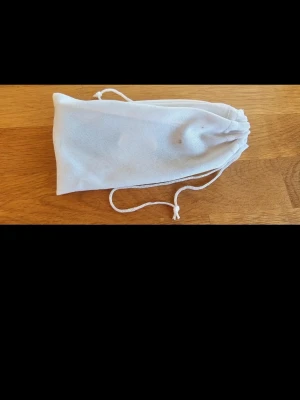 Solglasögon - Solglasögon i bra skick. Påsen är lite smutsig som kan ses på bild.