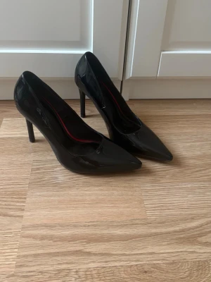 Svarta högklackade skor - Storlek 37