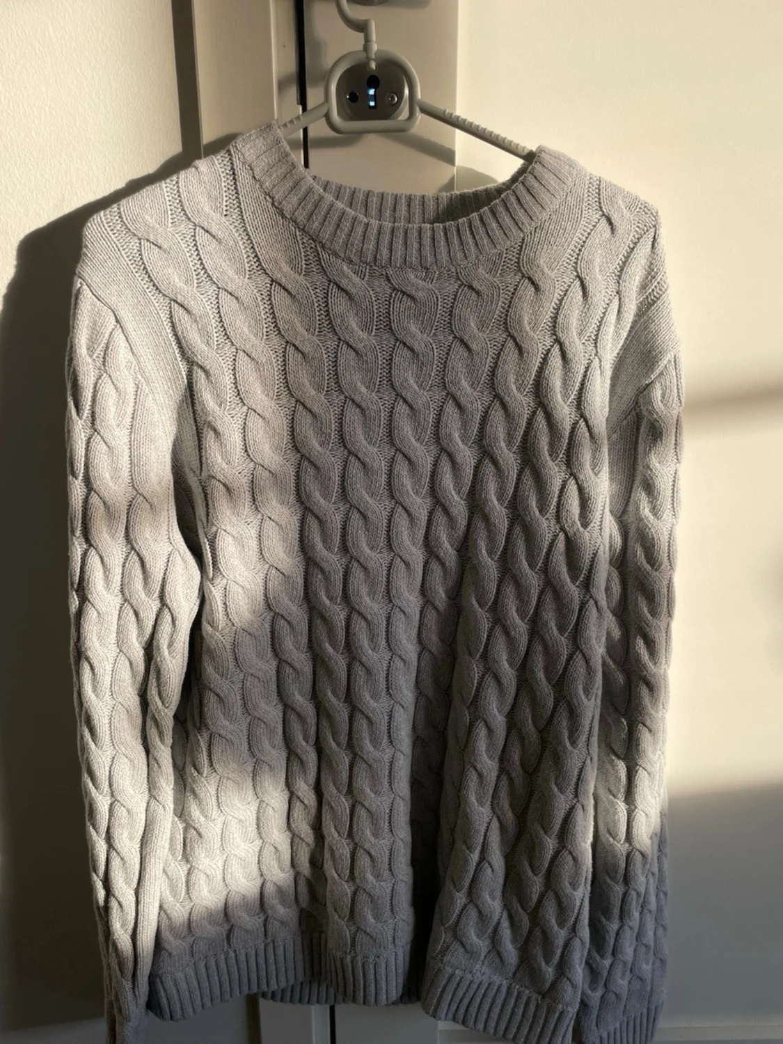 Ljusgrå kabelstickad tröja - 1