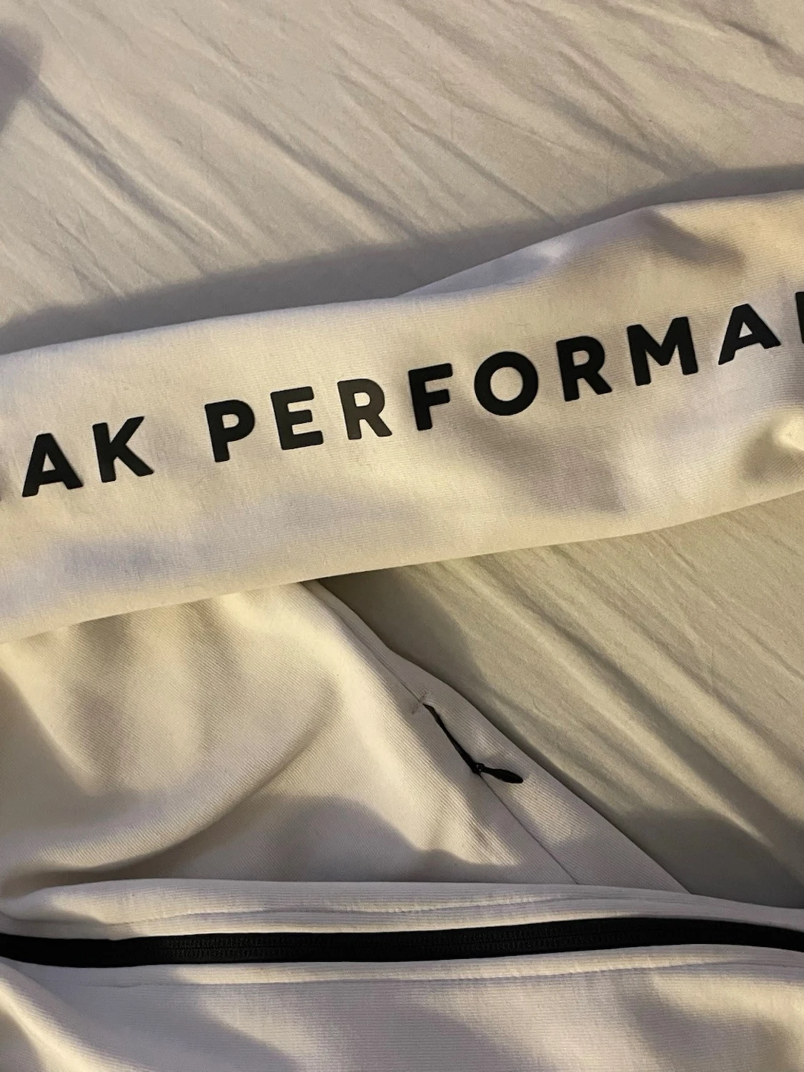 Vit hoodie med svart dragkedja - 2