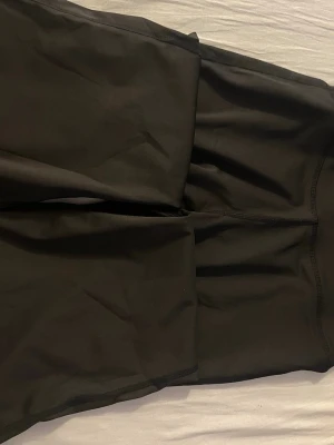 Svarta byxor med tränings material  - Utsvängda längst ner 