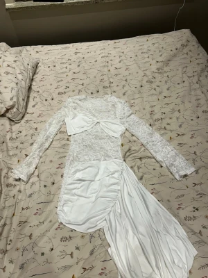 Vit långklänning med spetsdetaljer - Säljer denna klänning då den inte passade mig, köpte den i somras och har it använt den alls