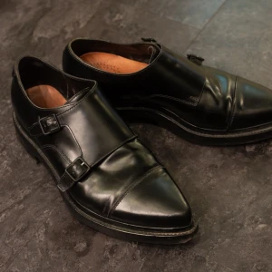 Chunky Penn Monk Derbies 43 - Ett par riktigt chunky klassiker från Acne Studios, nypris för säkert +10år sen var typ 7000kr. Bra skick trots sin ålder. Passar strl43 med tillhörande innersula, eventuellt lite större om man tar ut dem. Kan mötas i Stockholm, annars tillkommer kostnad för frakt.  Eventuellt öppen för byte mot parfym om du har något roligt.