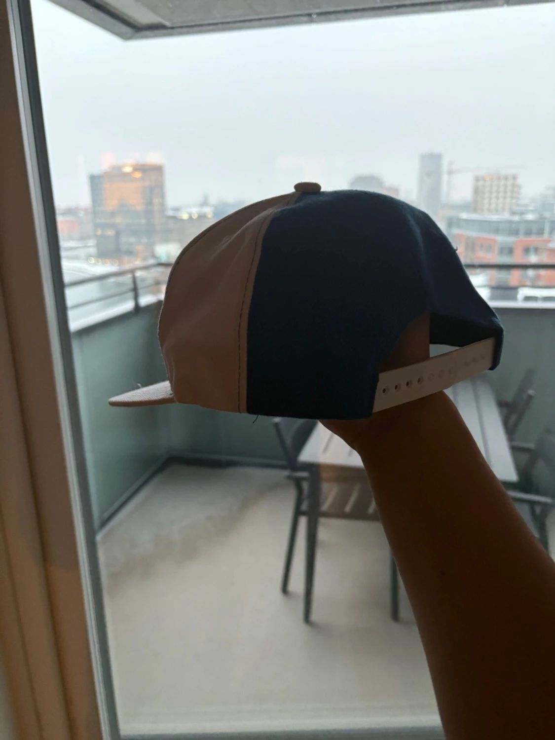 Blå och vit snapback keps med brodyr - 2