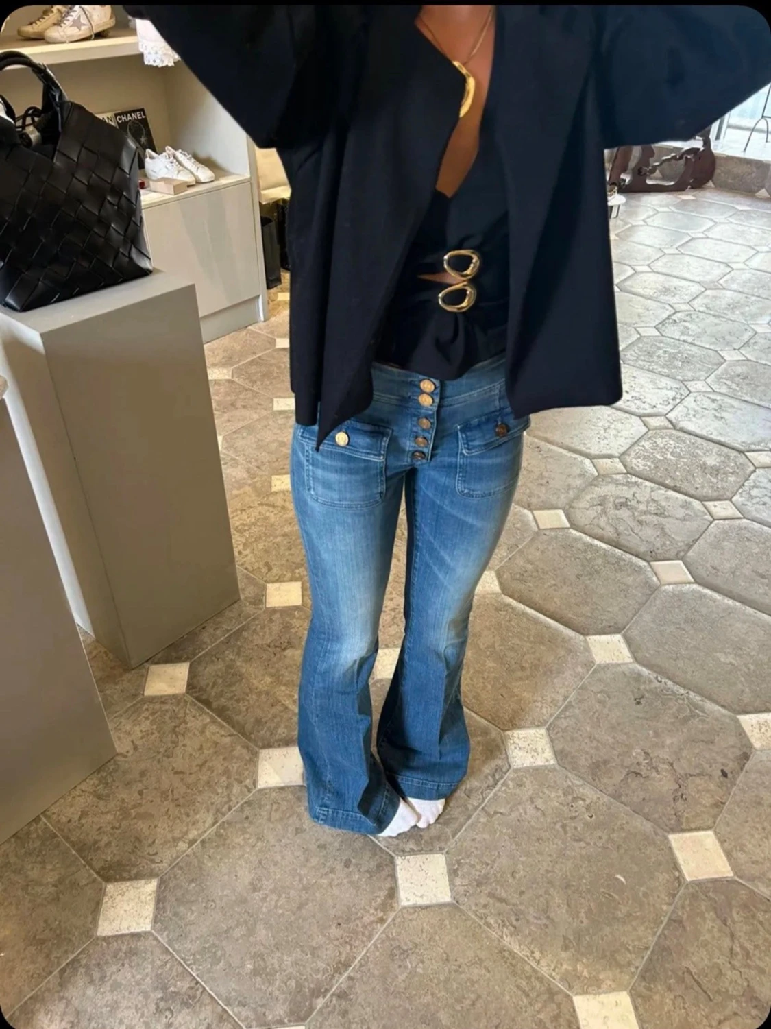 Svart top med gulddetaljer