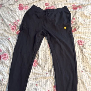 Svarta mjukisbyxor från Lyle & Scott - Svarta mjukisbyxor från Lyle & Scott med gul logga på vänster sida. säljer då jag gillar jeans mer. testat en gång sen har de legat på skrivbordet orörda