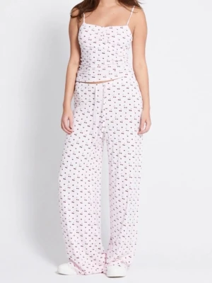 Lager157 sett  - Lager 157 populära pyamas sett, det är aldrig använt och linnet är i storlek S och byxorna XS. Nypris kostar byxorna 150 kr och linnet 80kr, säljer hela settet för 80🩷