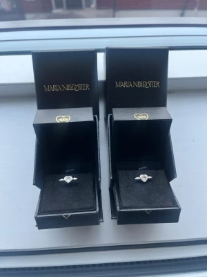 Maria Nilsdotter örhängen - Säljer dessa jätte fina Maria Nilsdotter örhängen då dem nästan aldrig kom till användning, använda ett enstaka gånger. Väldigt fint skick💕 Orginal pris ligger på 1295kr/ örhänge, båda ligger i orginal förpackning. 