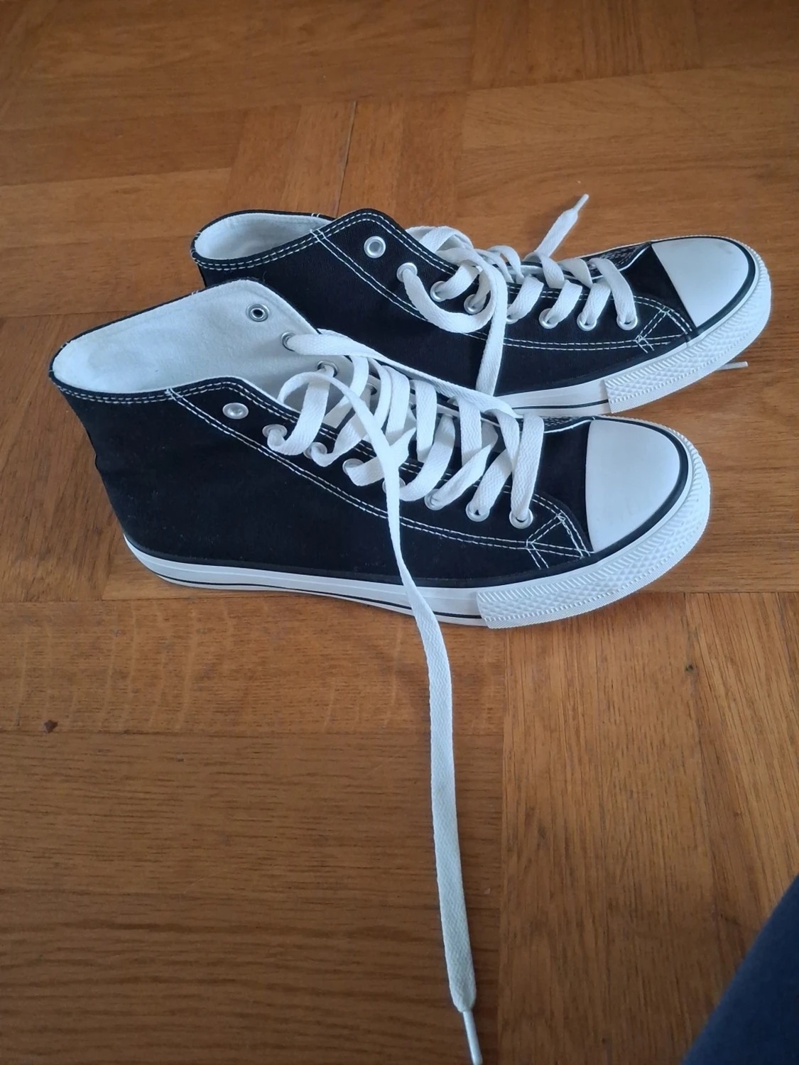 Svarta canvas sneakers med vita detaljer - 2