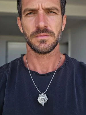 Halsband varg - Halsband varg legering. Silverpläderad. inkl. kedja. 5,5 ×4 cm.