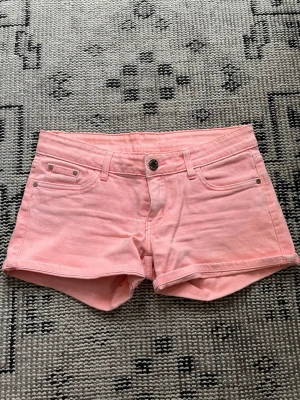 Rosa/korall denimshorts  - Super söta shorts, perfekta till sommaren man känner sig så brun🩷märkta storlek XL men mått finns i annonsen, jag på bilden bär oftast S. De är knappast använda, men jag hittade små prickar bak (se bild 6) 