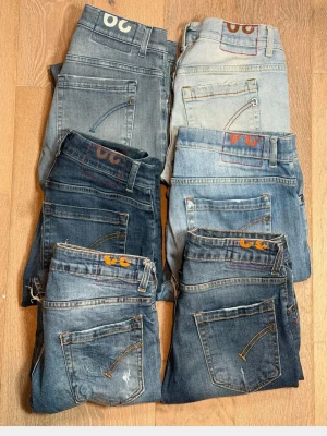 Blandade Nudie Jeans i olika tvättar - Säljer flera par Nudie Jeans i olika blå och grå tvättar. Klassisk femficksmodell med broderad logga på bakfickan. Rak passform och normal midja. Perfekta för dig som gillar avslappnad och tidlös denimstil. Vid köp av alla 6 kostar det 3000kr!!