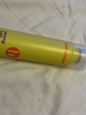 The Hair Project Strong Hair Spray💛 -  hårspray från The Hair Project. Ger volym och stark stadga till håret. Praktisk sprayflaska med genomskinligt plastlock, perfekt för styling och fixering av frisyrer.HELT OANVÄND!