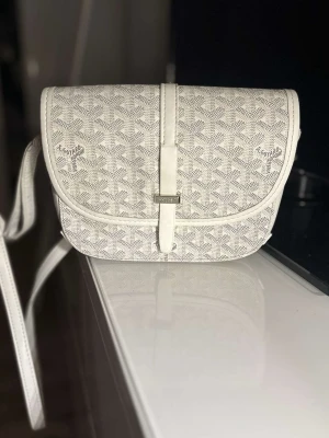 G*oyrd axelväska - Snygg vit axelväska från Goy4rd med klassiskt mönster och justerbar axelrem.