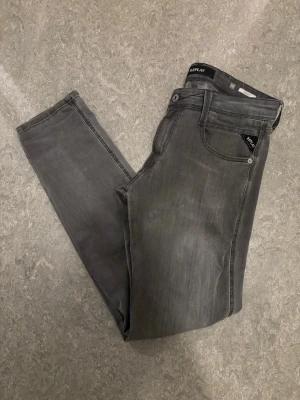 Replay anbass  - Snygga grå jeans från Replay i slim fit-modell. Jeansen är i modellen Anbass i storlek 30/32