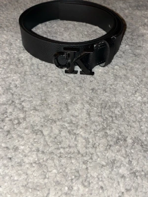 Calvin Klein Skärp - Ett Calvin Klein skärp i toppskick, aldrig använt. Skick 10/10 95CM 