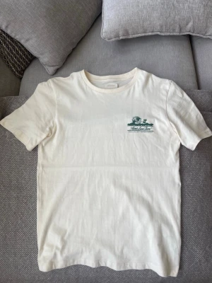 Aimé Leon Doré T-shirt Cream / Green Print Strl S - Säljer min Aimé Leon Doré t-shirt i mycket fint skick. Cream/offwhite färg med grön ALD print fram och stor print bak.  Storlek S – normal i storlek. Använd få gånger, inga hål eller fläckar.  Nypris ca 1200–1500 kr. Säljes pga används inte.