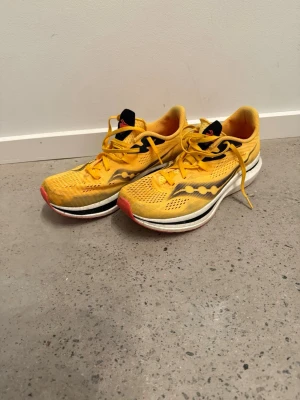 Saucony Endorphin Pro 2 strl 44 - kolfiberplatta -  Saucony Endorphin Pro 2, kolfibersko för tempo, intervaller och tävling. Sparsamt använd så det finns push kvar i plattan.   Teknik & egenskaper: S-formad kolfiberplatta för kraftfull framåtdrivning Speedroll-teknologi, PWRRUN PB-mellansula (PEBA), FORMFIT-ovandel med tunn mesh och en låg vikt på 204 gram  Jag har 43 på Adidas och 43 1/3 på Asics vilket motsvarar Saucony storlek 44. Skick enligt bilderna.