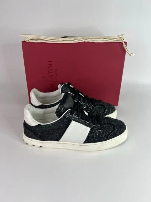 Valentino Flycrew sneakers - Sjukt fint skick med all tillbehör 