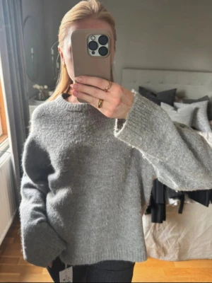 Grå stickad tröja från Gina Tricot – Strl S  - Superfin grå stickad tröja från Gina Tricot i storlek S. Använd endast 1–2 gånger, nästan som ny. Mjuk och skön med snygg, lite oversized passform.  I väldigt fint skick! ✨