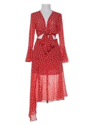 Adoore klänning - ADOORE KLÄNNING, SPARSAMT ANVÄND! Snygg röd klänning med vita småblommor, omlottmodell och knyt framtill. Klänningen har långa ärmar med lätt utsvängda ärmslut och asymmetrisk nederkant. Tillverkad i ett lätt och luftigt material som ger en skön känsla.