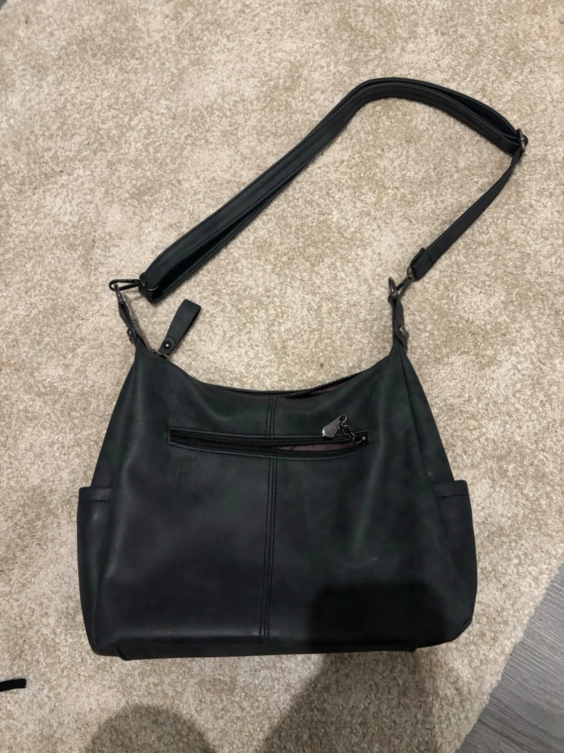 Svart axelväska med dragkedjor - 1