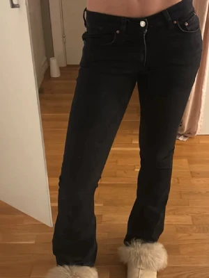Svarta jeans  - Knappt använda, uppsprättade