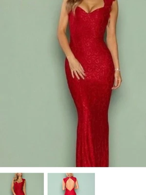 Röd långklänning spets - Elegant röd långklänning med v-ringad hals och spetsdetaljer. Klänningen har en figurnära passform och är ärmlös med öppen rygg. Perfekt för speciella tillfällen, så som bal, bröllop och annat festligt. 