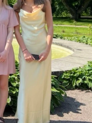 Ljug gul satin klänning - Parfekt balklänning eller bara en fin sommar klänning. Är 16cm och de är parfekt långd för mig den är från Gina 