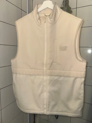 Tunn väst från Levis - Tunn väst från Levis. Storlek: small/medium. Skick: i stort sett oanvänd 
