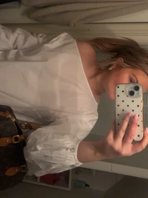 Vit offshoulder blus med puffärm - Tröja från Nelly som används en gång, säljer då den inte kommer till användning 💕nypris 400kr