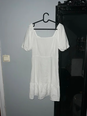 Vit klänning med puffärmar - Söt vit klänning perfekt för en simpel look till studenten som inte tar fokus bort från mössan! 