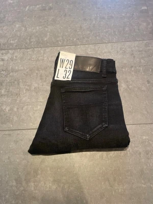 Tiger of sweden - Helt ny jeans ifrån tiger of Sweden  prislappen är kvar på jeansen. Storleken är W29 L32 i modellen slim. Jeansen kostar 1800kr i affär men jag säljer för endast 599kr!!!