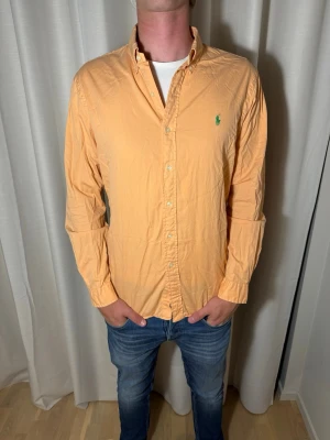 Orange Ralph Lauren skjorta  - Hej! Vi säljer denna Ralph Lauren skjortan o storlek L. Vårt pris 299kr medans nypris ligger på cirka 1299krkr. Skick 10/10. Pris kan diskuteras vid snabb och smidig affär! // Studio II Resell 💙