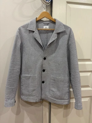 John Henric overshirt  - Säljer nu min otroligt snygga och sköna overshirt från John Henric, nypris ligger på 1400. Använd i ungefär en sommar och den är i super fint skick. Det är seersucker material vilket gör den somrig å härlig. Passar mig som är ungefär 180. Den är i storlek small.