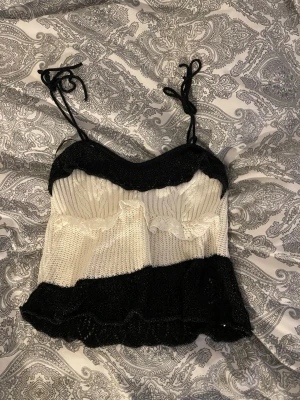 Topp Zara - Supersöt stickad crop top i svart och vitt med volangkant och knytbara axelband. 