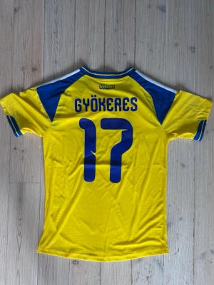 Gyökares Sverige tröja  - Säljer denna Sverige fotbollströja tröja i storlek S, perfekt nu att ha inför VM. Använd ett fåtal gånger så skicket är alldeles prima. Är en player version vilket innebär högre kvalité och tunnare material än fan- version (också dyrare). Vid andra frågor är det bara skriva. 